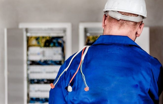 electricista cualificado de cargador coche eléctrico