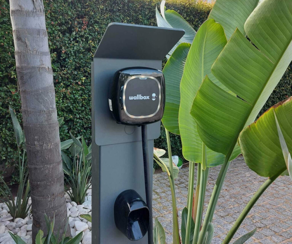 Cargador Wallbox Pulsar Plus instalado por ChargeGuru