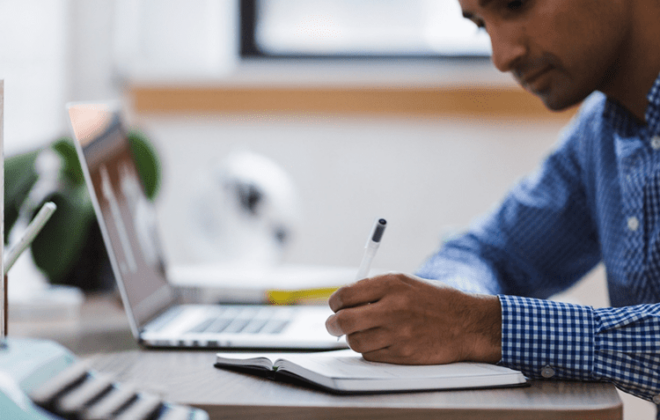 persona calculando como optimizar las cargas de tu coche eléctrico