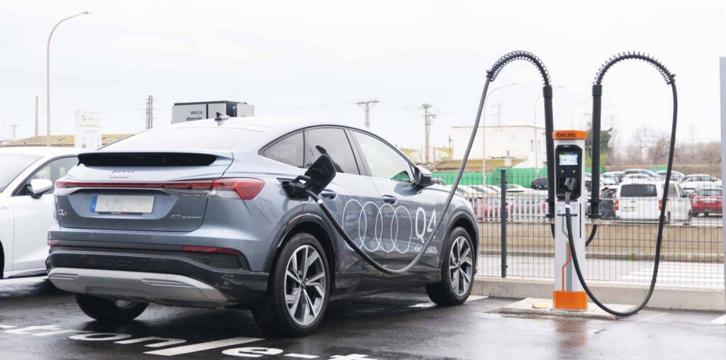 Acuerdo chargeguru y kempower soluciones de recarga