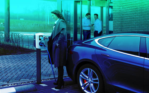 Recharge d'une voiture électrique sur le parking d'une entreprise