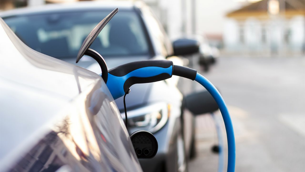 prise-branche-sur-voiture-electrique