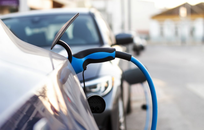 prise-branche-sur-voiture-electrique