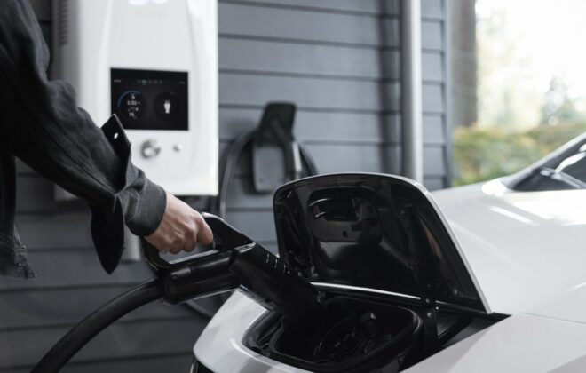 Voiture électrique branchée sur une borne de recharge