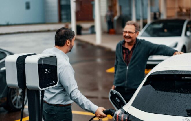 Employés qui rechargent véhicule électrique en entreprise grâce à une borne de recharge