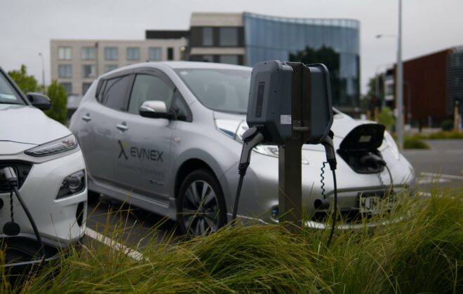 Véhicules d'entreprise en train de charger sur une borne