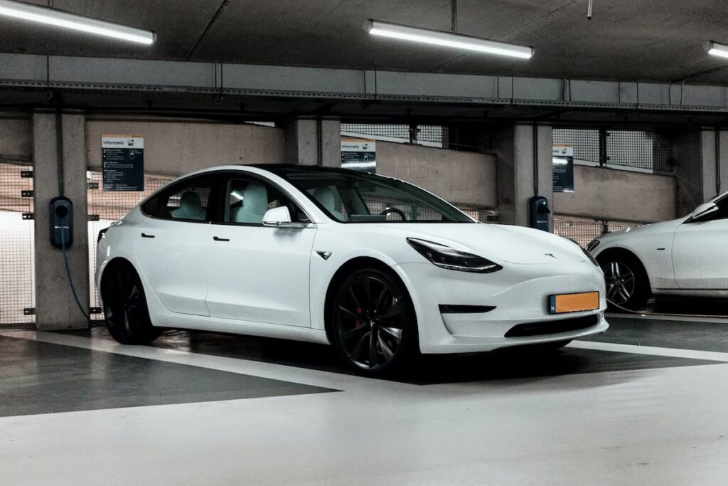 Flotte de véhicules électriques TESLA dans un parking