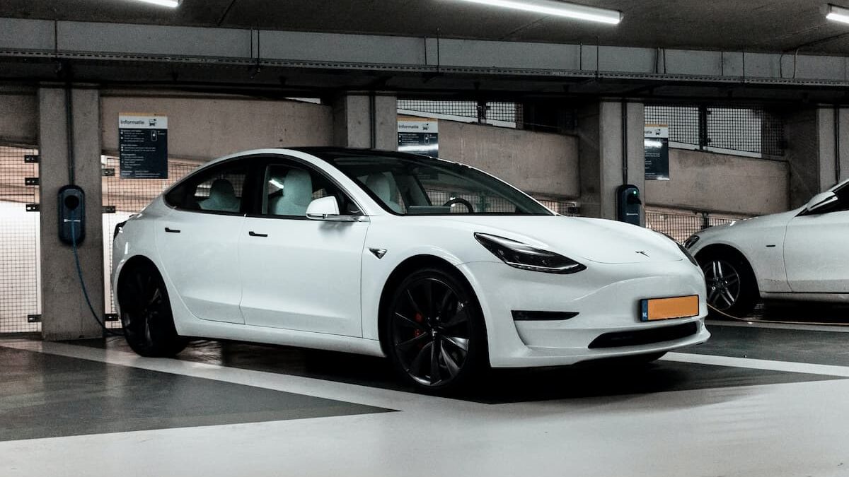 Flotte de véhicules électriques TESLA dans un parking