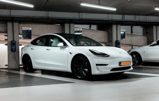 Flotte de véhicules électriques TESLA dans un parking