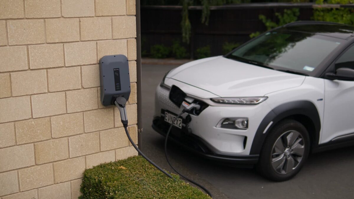 Wallbox installée en extérieur qui charge une voiture électrique