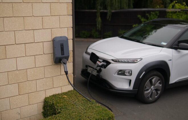 Wallbox installée en extérieur qui charge une voiture électrique