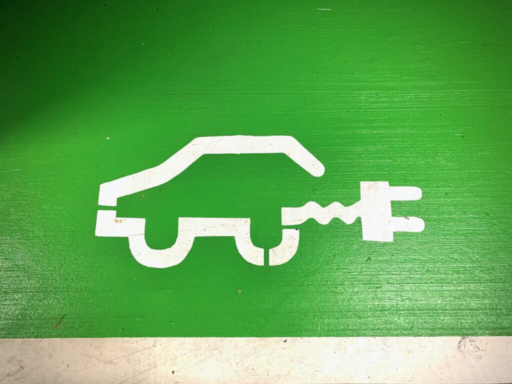 Pictogramme qui matérialise une prise renforcée pour voiture électrique