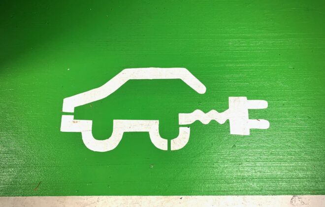 Pictogramme qui matérialise une prise renforcée pour voiture électrique