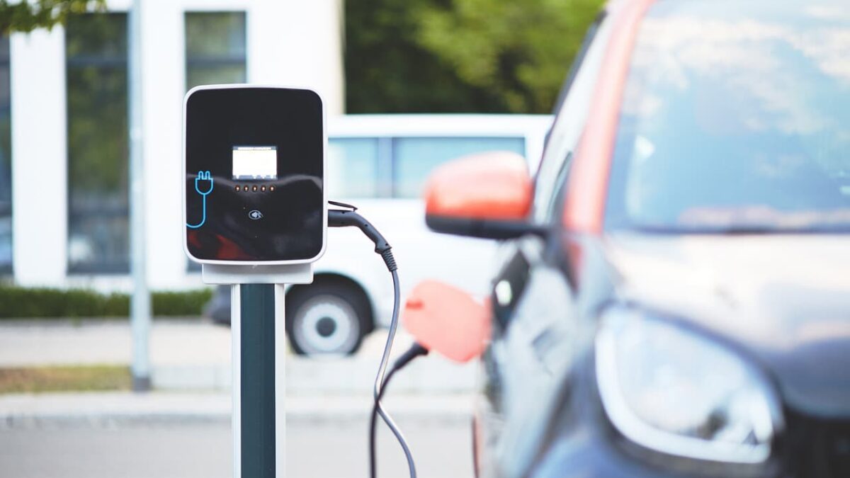Borne de recharge mise en place sur un parking d'entreprise