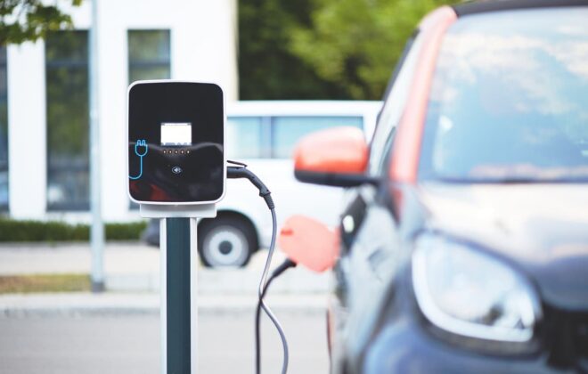 Borne de recharge mise en place sur un parking d'entreprise