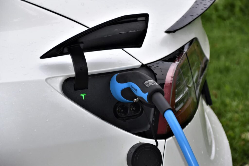 Tesla connectée une borne en train de se charger
