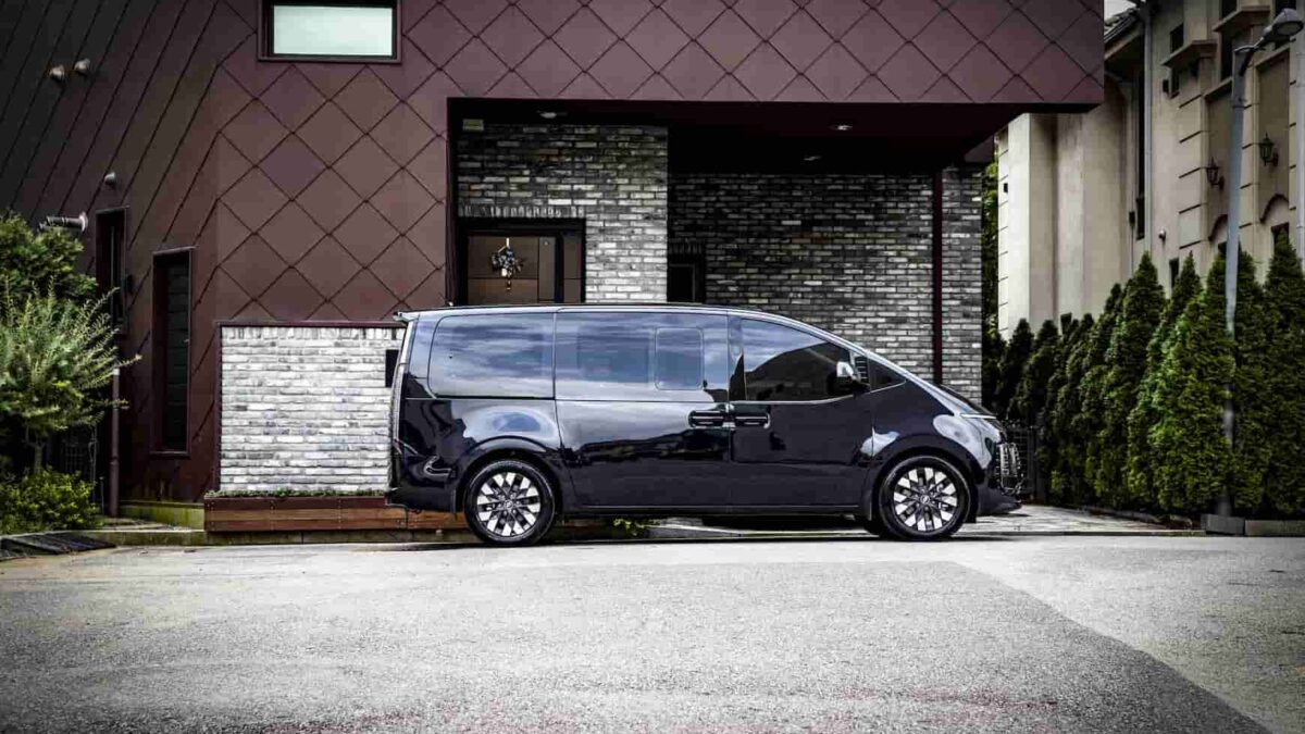 Véhicule utilitaire électrique noir