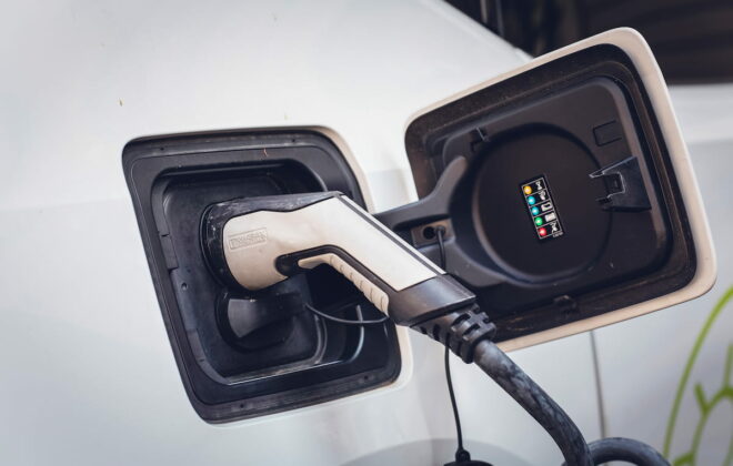 Voiture en chargement branchée sur une borne de recharge électrique