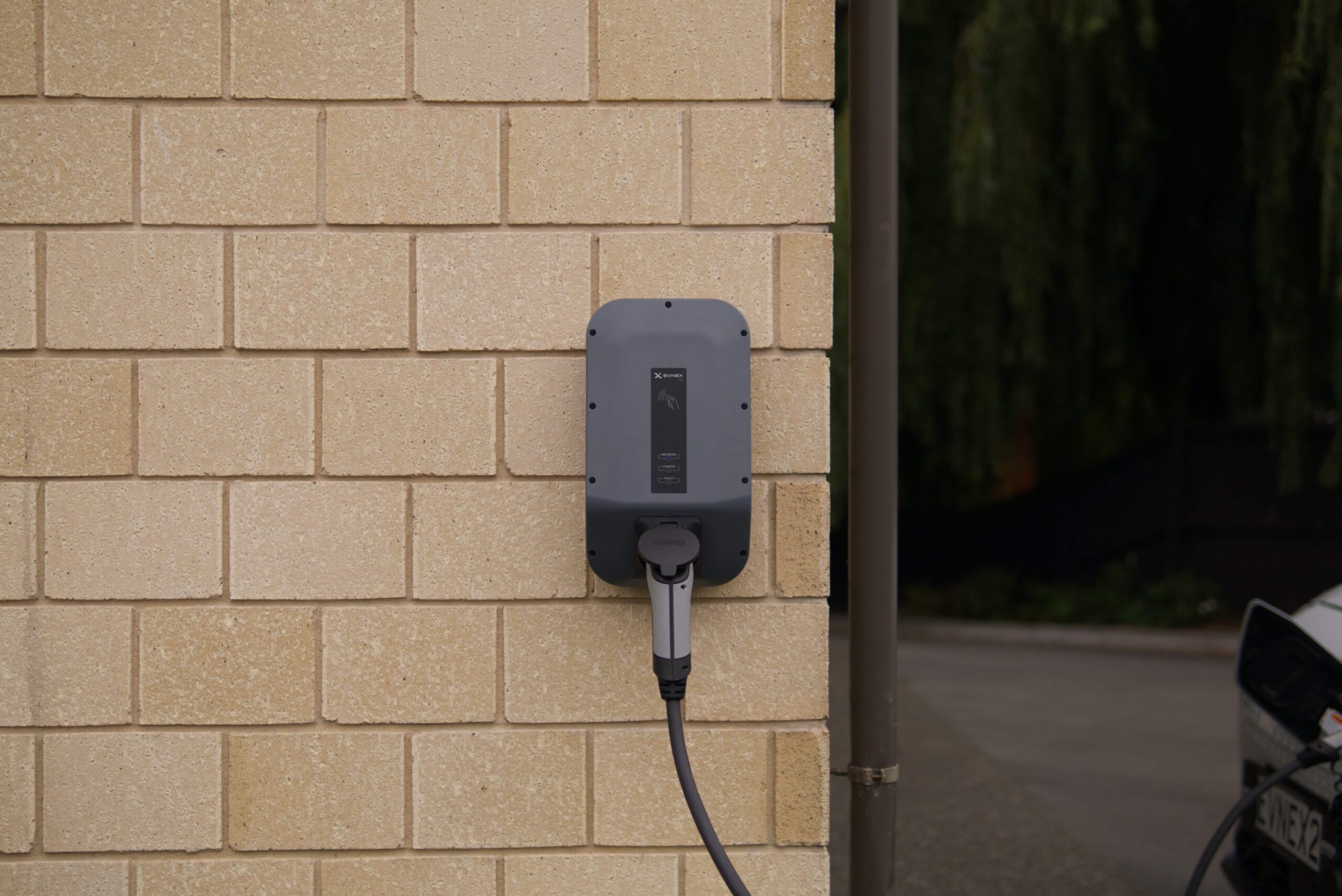 Borne de recharge murale chez un salarié