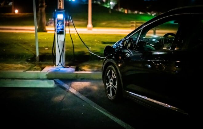 Borne triphasée 22 kW sur un parking d'entreprise