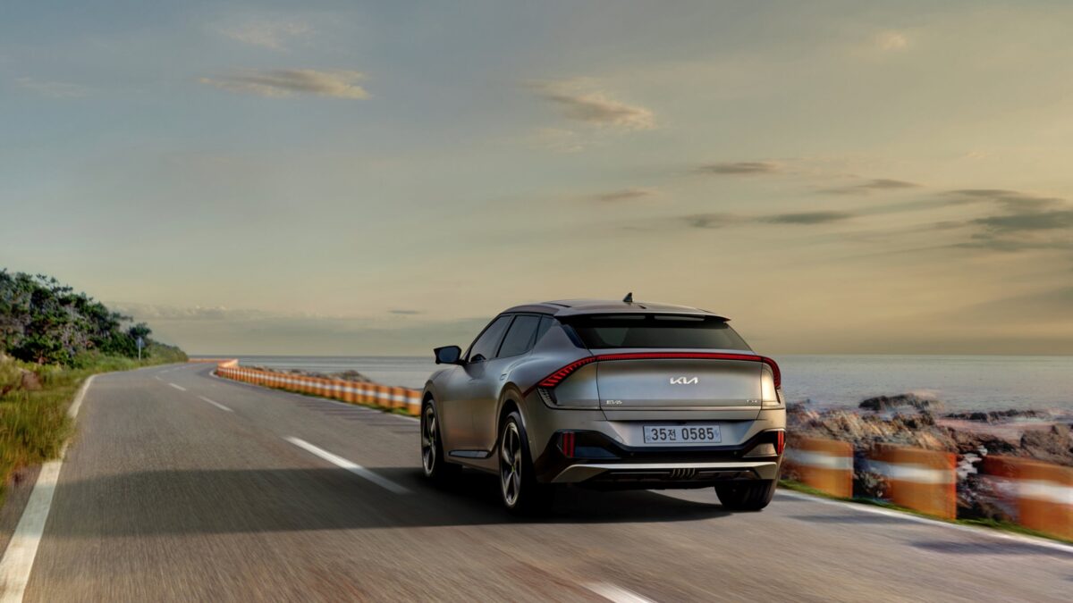 Voiture électrique en leasing qui roule sur une route