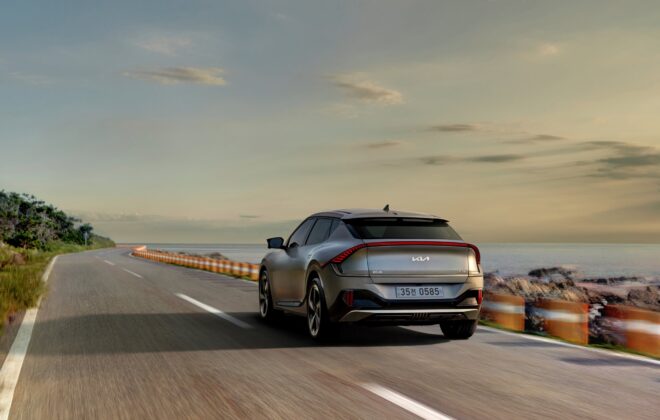 Voiture électrique en leasing qui roule sur une route