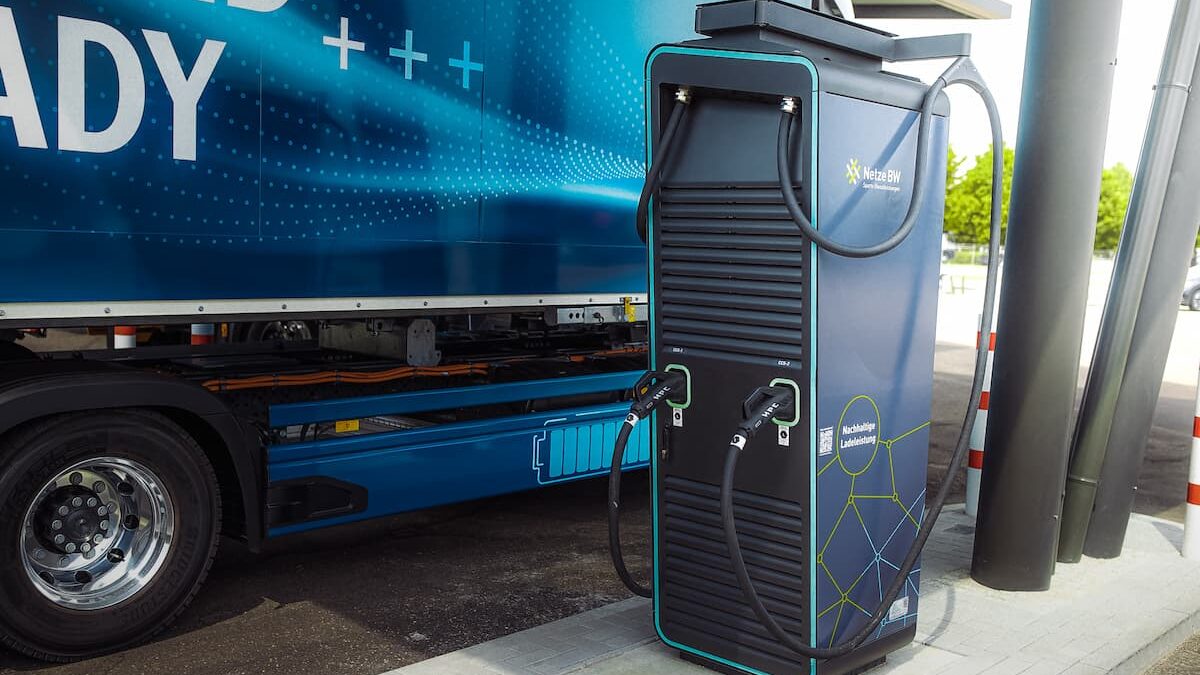 Camion électrique branché à une borne de recharge