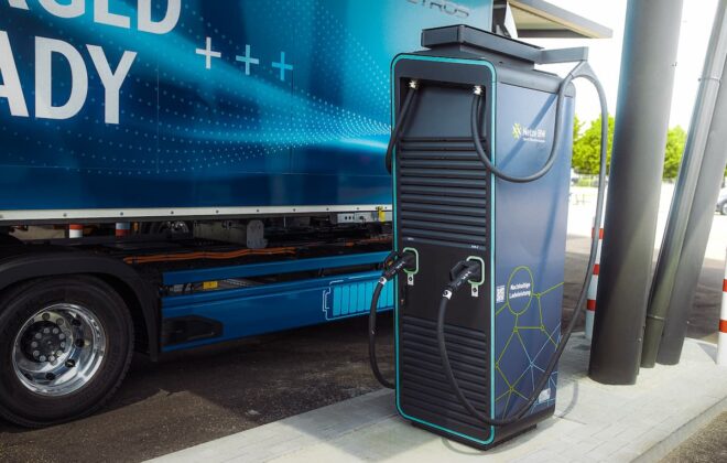 Camion électrique branché à une borne de recharge
