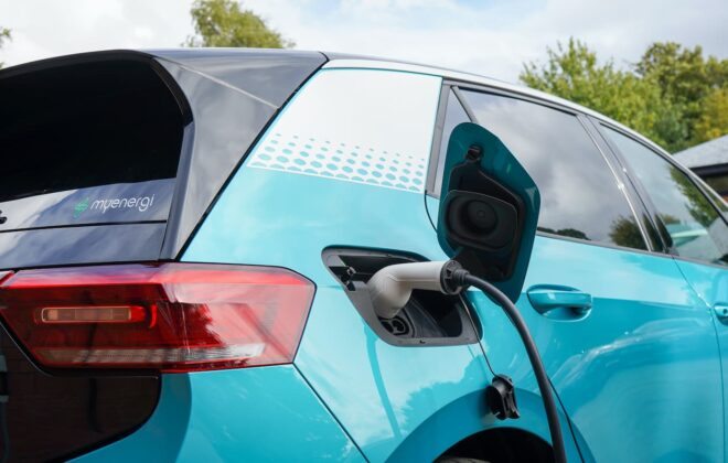 Voiture électrique en chargement