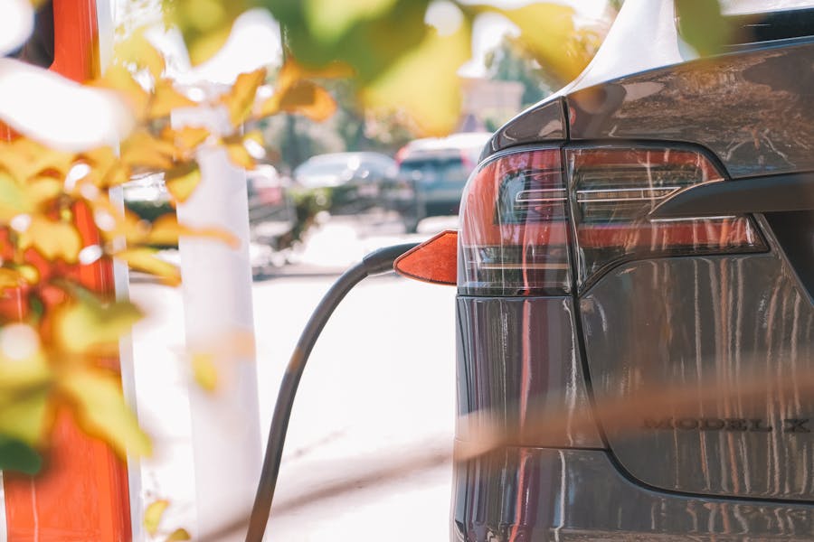 Voiture électrique sur une borne de recharge