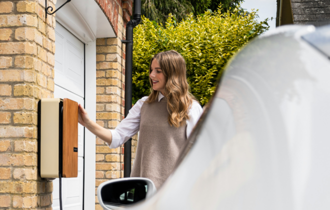 Ragazza che carica un'auto elettrica tramite wallbox