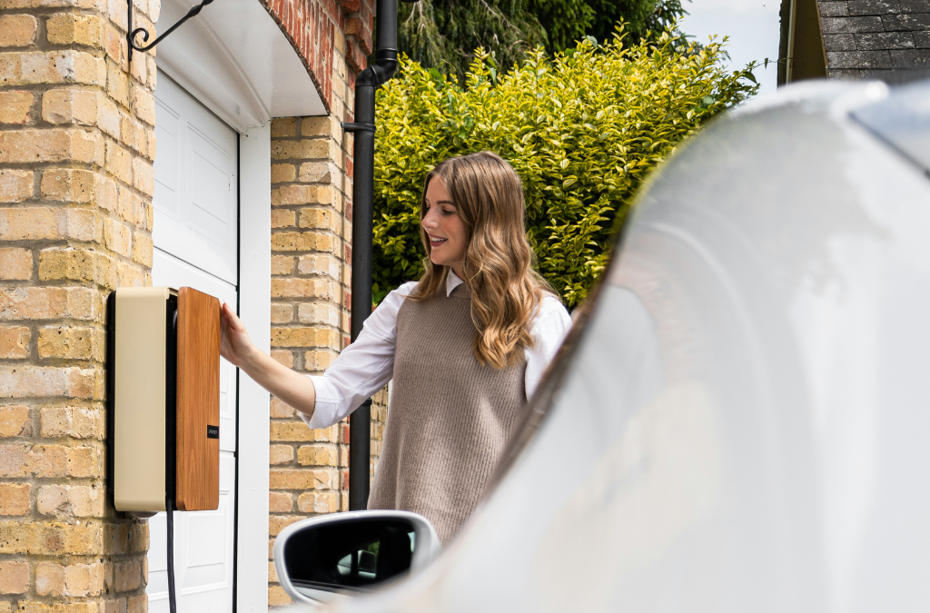 Ragazza che carica un'auto elettrica tramite wallbox