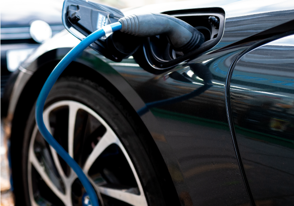 Veículo preto a carregar